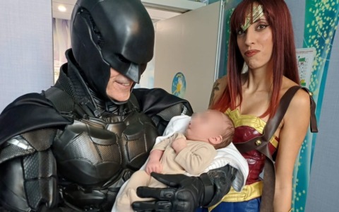 Bat Prince inaugura la Panchina viola per i bambini in Pediatria