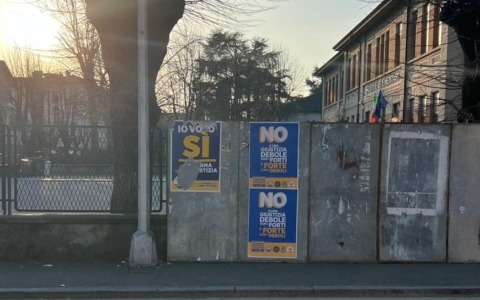 Danneggiati i manifesti del Sì al referendum, Fratelli d’Italia chiede intervento della Polizia