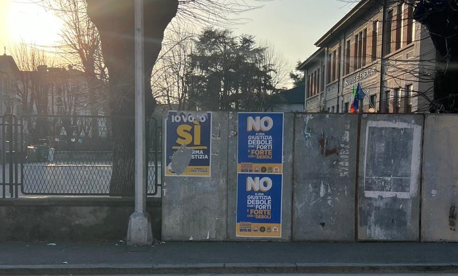 Danneggiati i manifesti del Sì al referendum, Fratelli d’Italia chiede intervento della Polizia