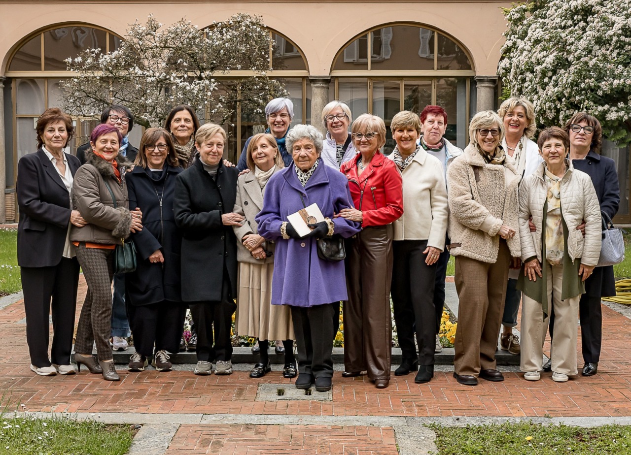 Emozioni e ricordi al Collegio degli Angeli di Treviglio durante la reunion delle ex studentesse.