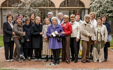 Emozioni e ricordi al Collegio degli Angeli di Treviglio durante la reunion delle ex studentesse.