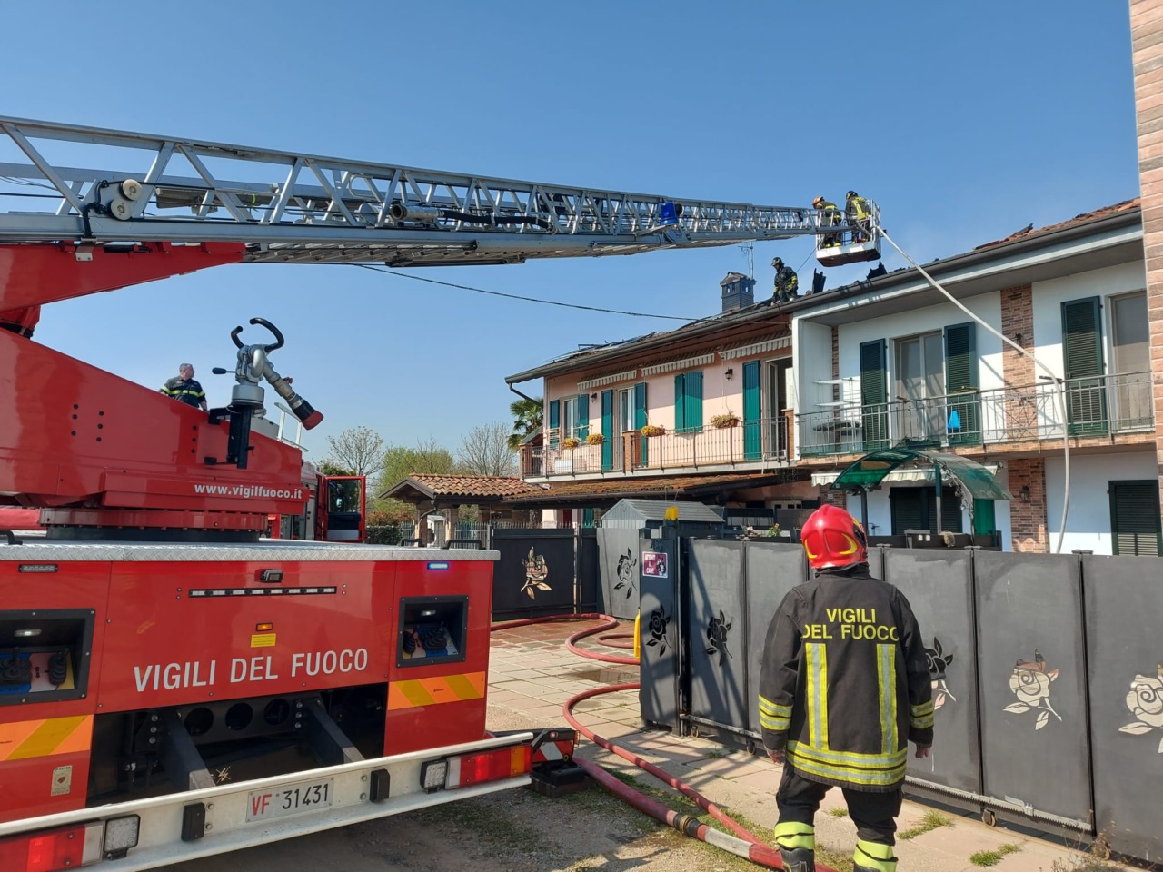 Fiamme in un caseggiato alle Battaglie di Treviglio