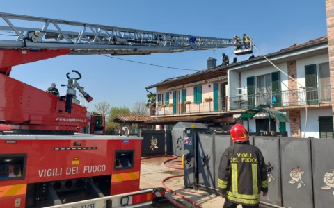 Fiamme in un caseggiato alle Battaglie di Treviglio