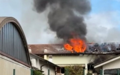 Fiamme sul balcone: quattro appartamenti inagibili e dodici sfollati