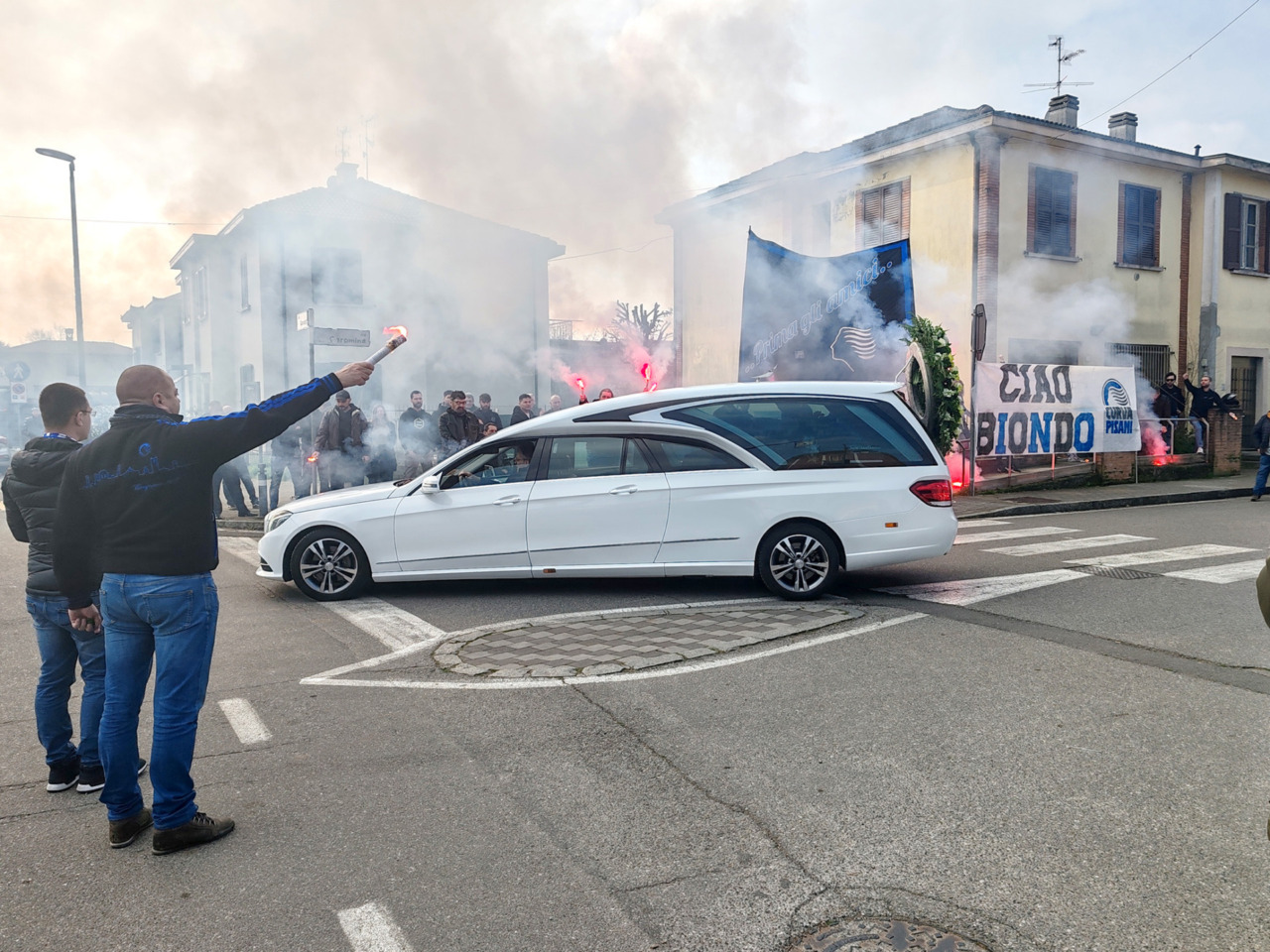 Fiori bianchi e un lungo applauso per l’addio a Stefano Legramandi
