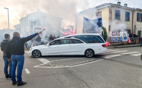 Fiori bianchi e un lungo applauso per l’addio a Stefano Legramandi