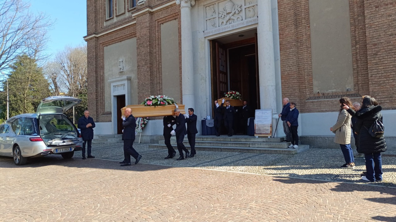 Folla commossa ai funerali di Fabio Saladdino e Adele Villa, vittime dell’incidente di Caravaggio