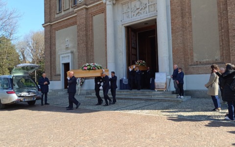 Folla commossa ai funerali di Fabio Saladdino e Adele Villa, vittime dell’incidente di Caravaggio
