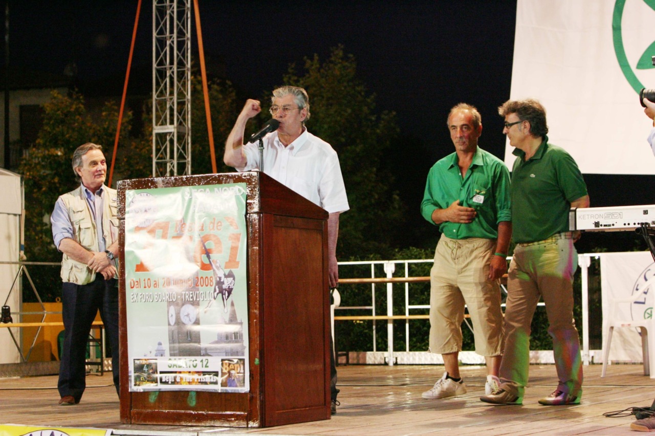 Il bagno di folla di Bossi a Treviglio: foto, autografi e la storia dei Savoia