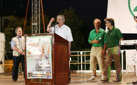 Il bagno di folla di Bossi a Treviglio: foto, autografi e la storia dei Savoia