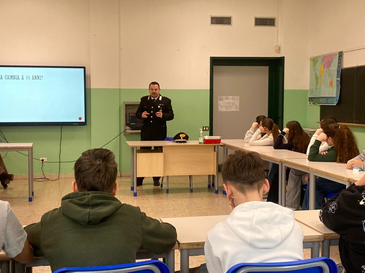 Legalità e cittadinanza attiva: i carabinieri dialogano con gli studenti della scuola media “Gino Strada”