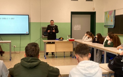Legalità e cittadinanza attiva: i carabinieri dialogano con gli studenti della scuola media “Gino Strada”