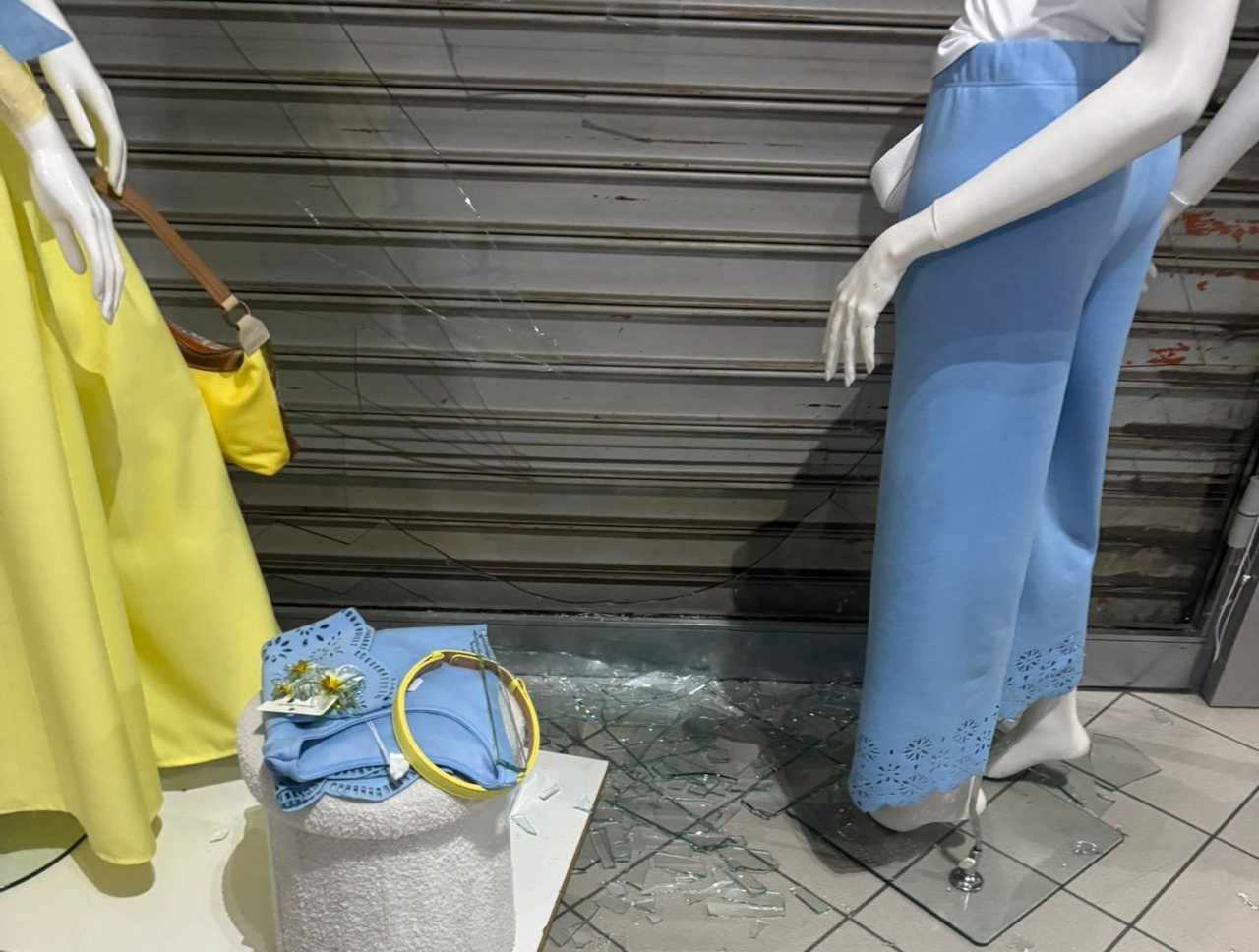 Sfondato il negozio ‘Bshine abbigliamento’ in via Moriggia