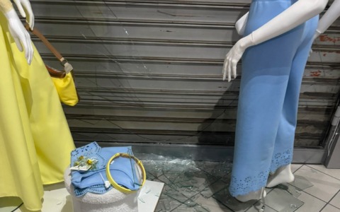 Sfondato il negozio ‘Bshine abbigliamento’ in via Moriggia