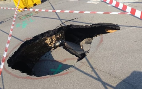 A Lurano si apre una voragine in strada all’incrocio tra via San Lino e via Papa Giovanni XXIII