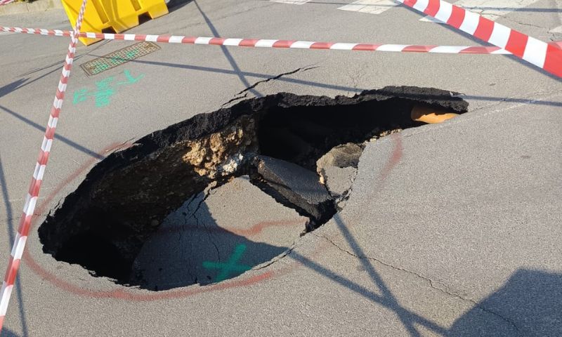 A Lurano si apre una voragine in strada all’incrocio tra via San Lino e via Papa Giovanni XXIII