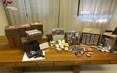 Arrestato un 20enne: trovato in casa con pistola, munizioni e 190 chili di droga