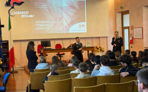 Bullismo e droga, i carabinieri incontrano gli studenti del “Facchetti” di Treviglio
