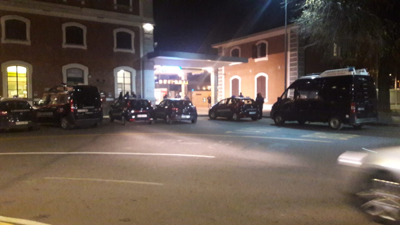 Finge di essere un carabiniere e deruba un’anziana a Treviglio