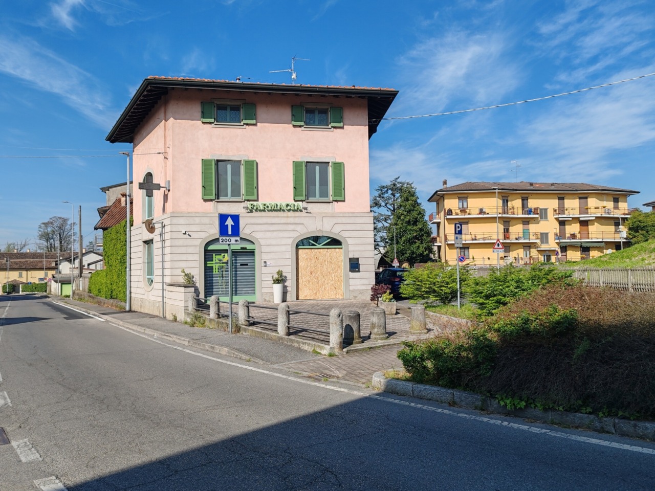 Furto in farmacia a Casirate: danni ingenti e bottino esiguo per i ladri