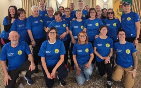 Il Comune di Verdello omaggia il Gruppo di cammino con nuove magliette