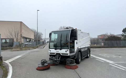 Il noleggio della motospazzatrice solleva polemiche a Casirate