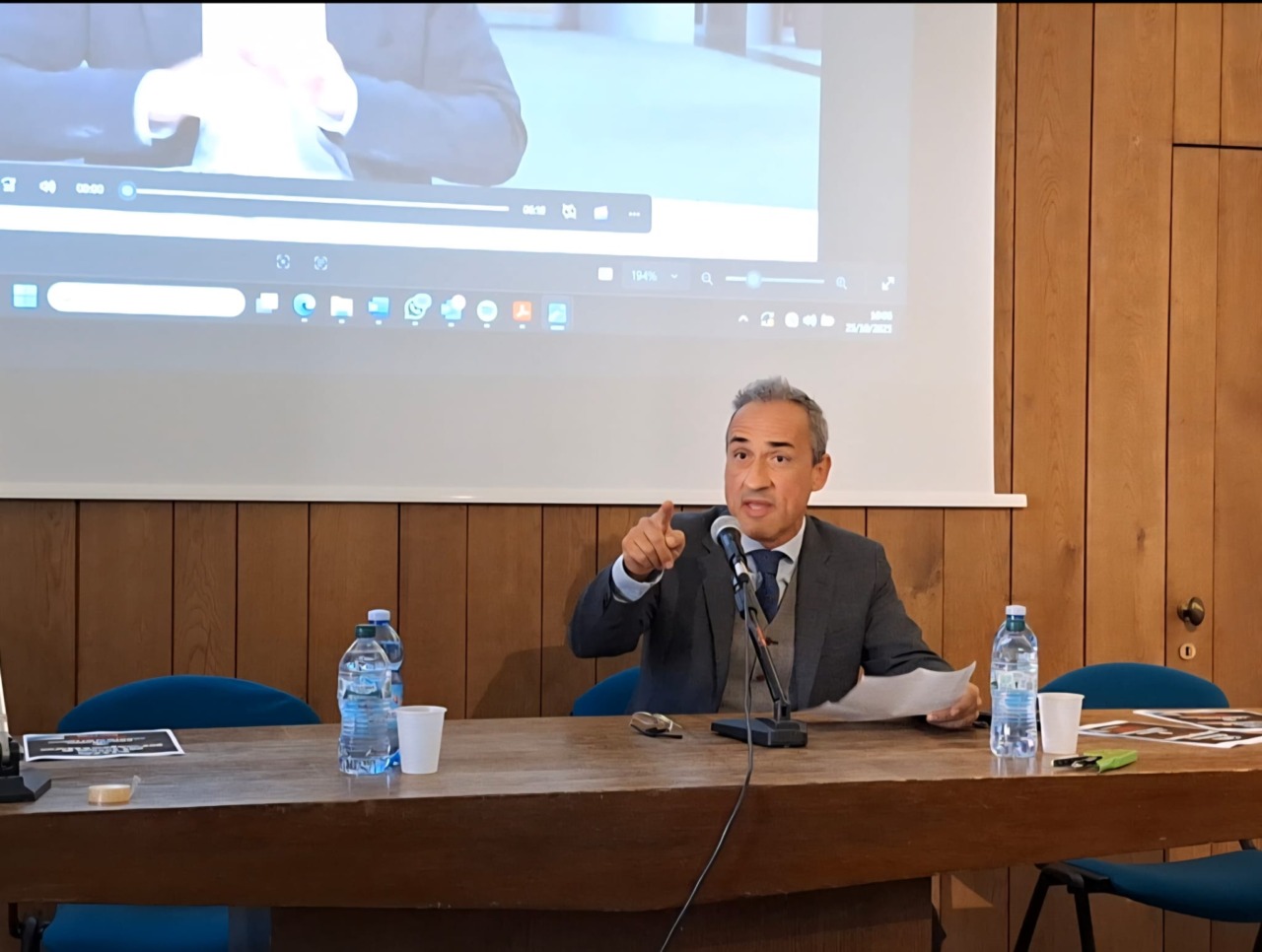 Il sindaco risponde: “Juri Cattelani non si è dimesso, l’ho allontanato io”