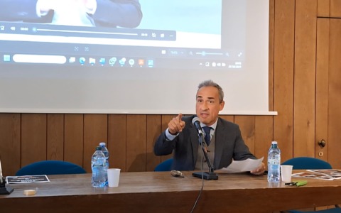 Il sindaco risponde: “Juri Cattelani non si è dimesso, l’ho allontanato io”