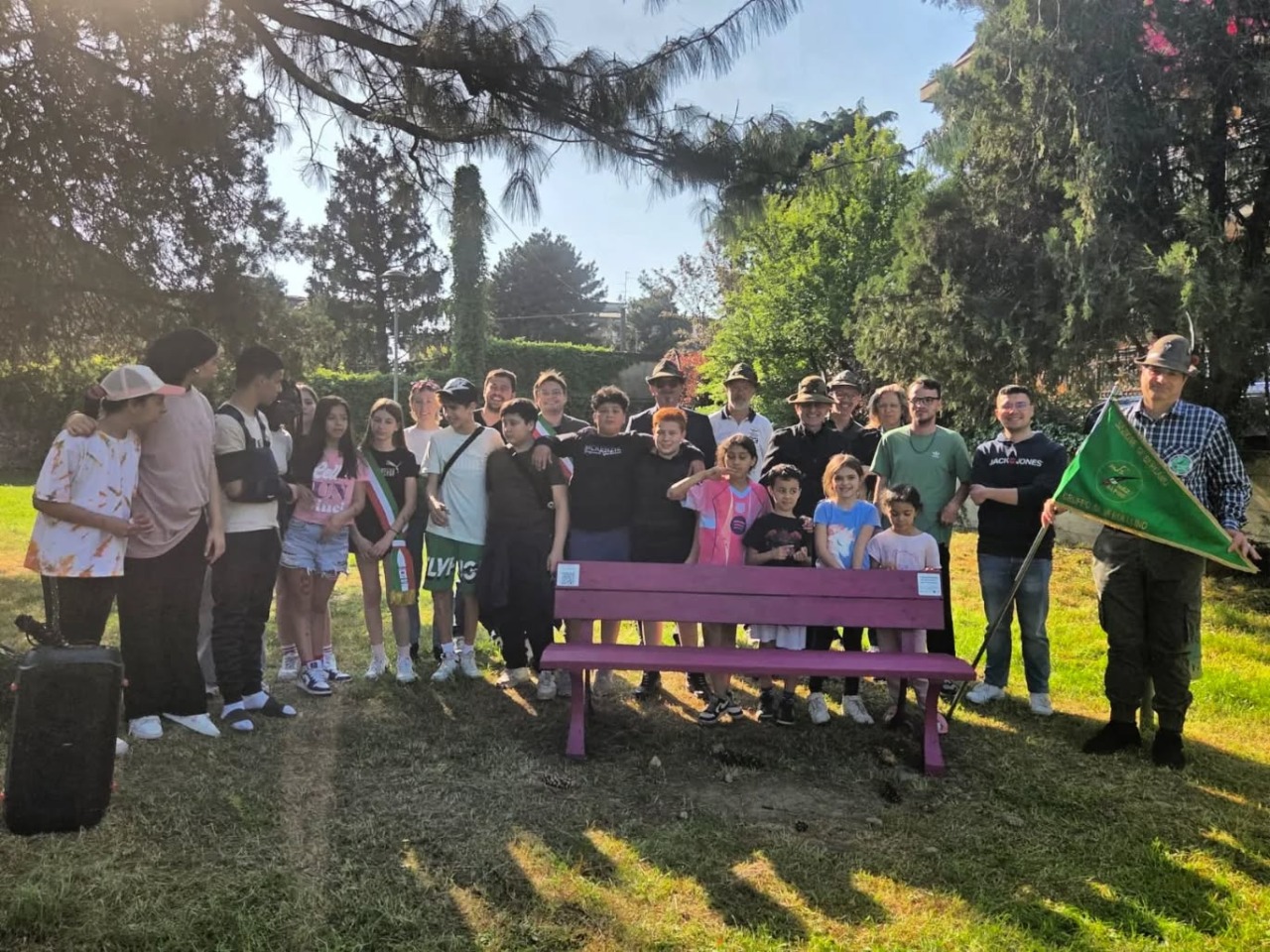 Inaugurata una panchina viola al parco Brolo per promuovere la gentilezza