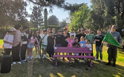 Inaugurata una panchina viola al parco Brolo per promuovere la gentilezza