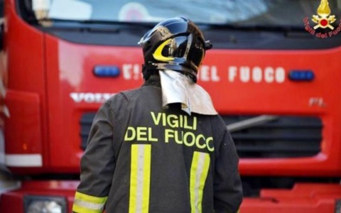 Incendio in via Bietti: fiamme dal balcone di un appartamento