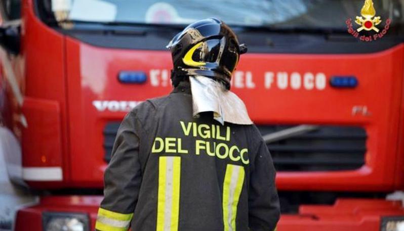 Incendio in via Bietti: fiamme dal balcone di un appartamento