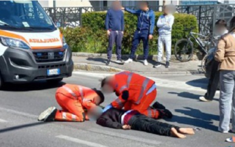 Incidente su monopattino, 29enne perde i sensi dopo la caduta