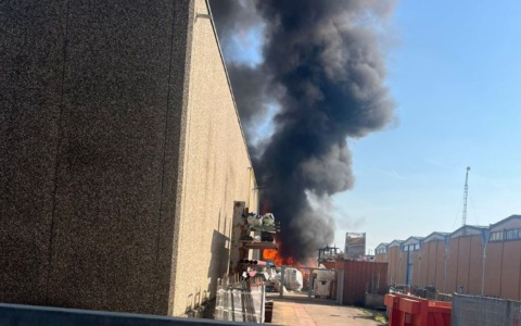 Intervento dei pompieri per un incendio in un’azienda di via Vienna