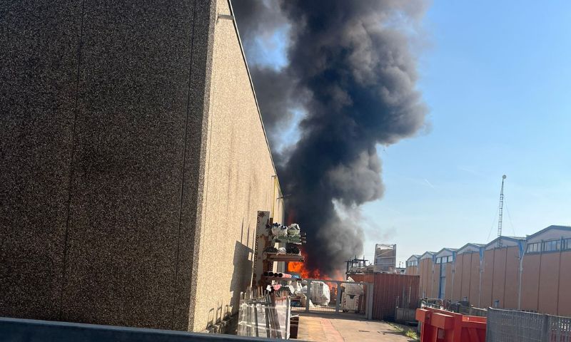 Intervento dei pompieri per un incendio in un’azienda di via Vienna