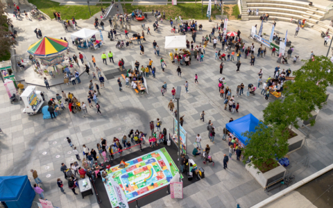 Sfilata di mamme in piazza Setti: la felicità prima della perfezione