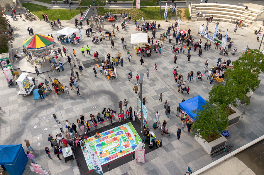 Sfilata di mamme in piazza Setti: la felicità prima della perfezione