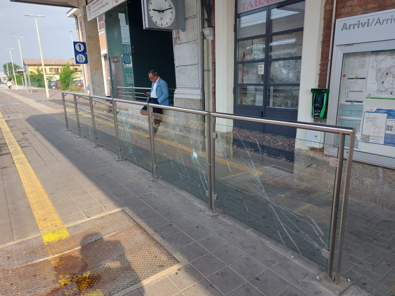 Un cittadino straniero danneggia le porte della stazione Centrale di Treviglio
