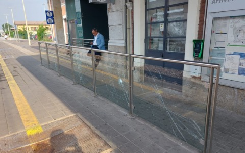 Un cittadino straniero danneggia le porte della stazione Centrale di Treviglio