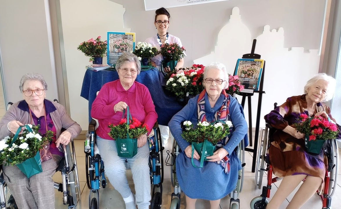 Alla Rsa “Casa Mia” azalee per la ricerca oncologica