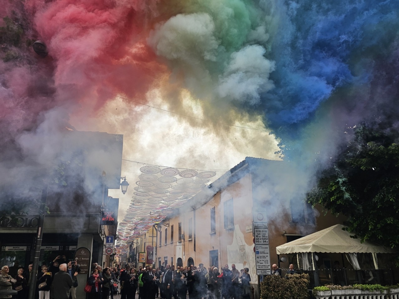 Colori vivaci in Via Sangalli: inaugurati i mandala di Mombrini