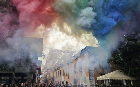Colori vivaci in Via Sangalli: inaugurati i mandala di Mombrini