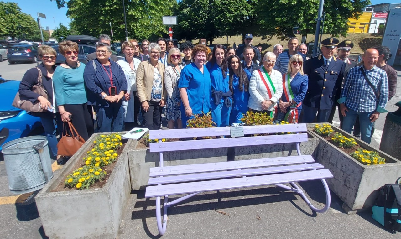 Inaugurata una panchina viola all’ospedale di Treviglio per combattere la violenza sugli operatori sanitari