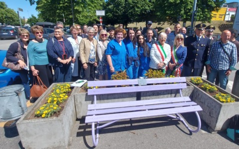 Inaugurata una panchina viola all’ospedale di Treviglio per combattere la violenza sugli operatori sanitari