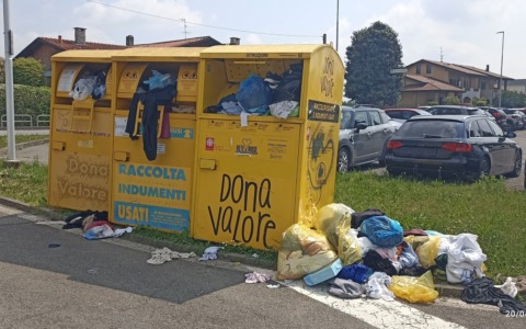 Raccolta di abiti usati: le criticità sollevate da “Nuova Proposta”