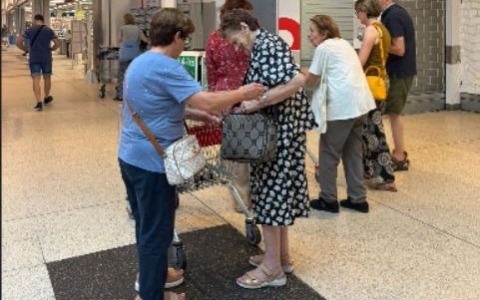 A Treviglio parte “Spesa Insieme”: un supporto per gli anziani al supermercato e occasioni di socialità