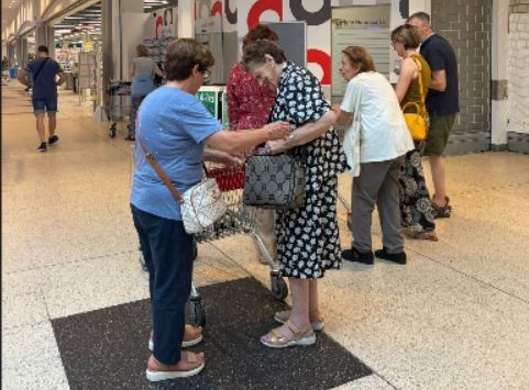 A Treviglio parte “Spesa Insieme”: un supporto per gli anziani al supermercato e occasioni di socialità