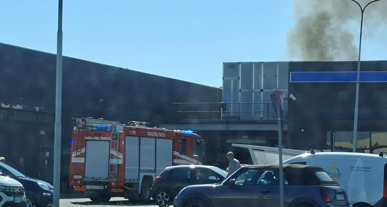 Colonna di fumo visibile al centro commerciale di Caravaggio, intervento dei pompieri