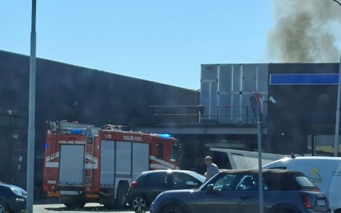 Colonna di fumo visibile al centro commerciale di Caravaggio, intervento dei pompieri