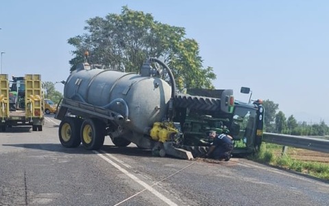 Incidente sulla Sp 131: trattore si ribalta, conducente ferito